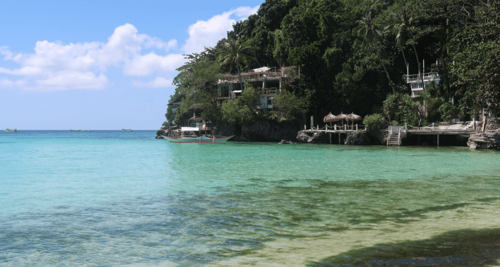 la playa de diniwid en boracay es uno de los mejores lugares que puedes visitar al viajar a las filipinas