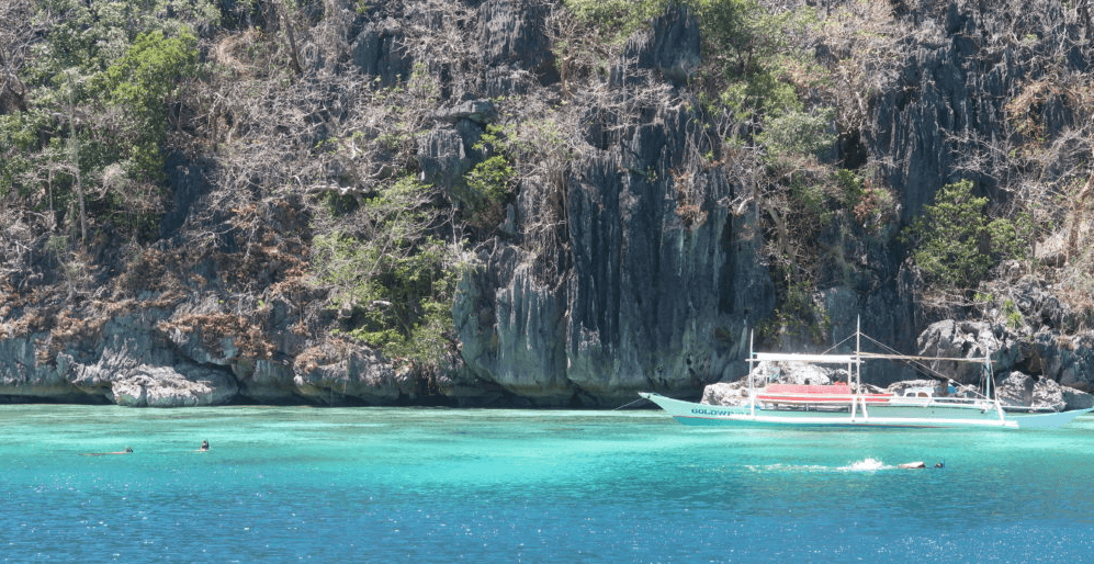 la isla de coron es uno de los mejores lugares para visitar al viajar a las filipinas