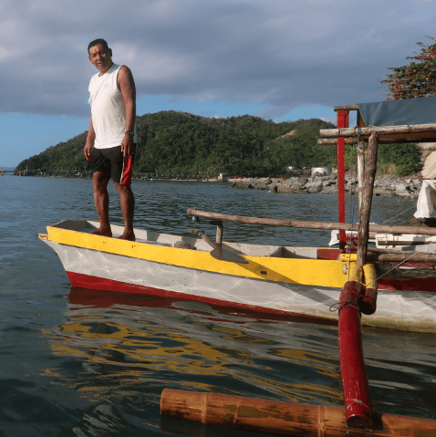 filipino en su bangka, bangka del blog viajar a las filipinas, viajar a filipinas medios de transporte, como ir a las filipinas, que hacer en las filipinas, como viajar entre islas de filipinas