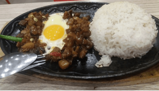 sisig es una de las mejores comidas tipicas para probar al viajar a las filipinas